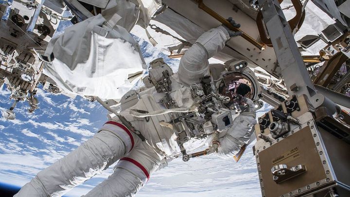 První tým astronautek nakonec nevystoupí z ISS do vesmíru. Chybí skafandry