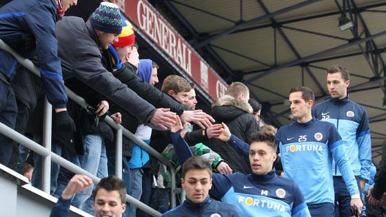 Mario Holek se zdraví se sparťanskými fanoušky, kteří přišli své hráče podpořit na mimořádný otevřený trénink.