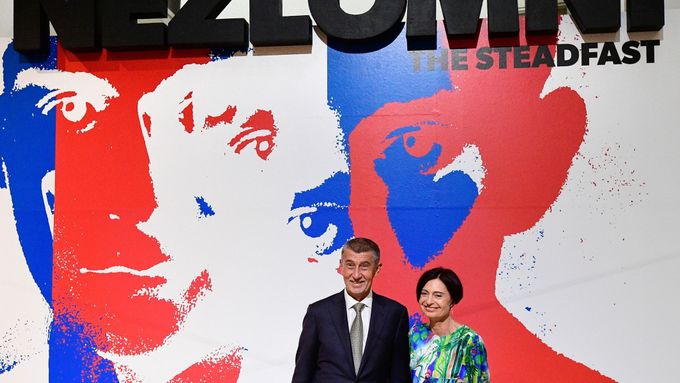 Premiér Andrej Babiš při zahájení výstavy s její autorkou Zuzanou Brikciusovou.