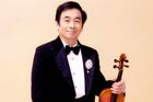 Houslista Čchen Šun-pching hrál v Shanghai Pops Orchestra, založeném roku 1986.