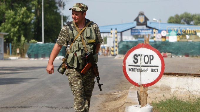 Konvoj už je na dohled ukrajinských hranic. Kyjev ale pomoc odmítá.