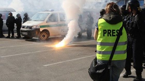 Rasisté v Přerově nadávali Romům a útočili na policisty