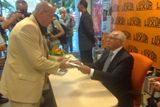 President Klaus launched the new book in the Luxor bookshop.