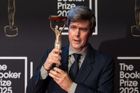 Porotu okouzlil úsporností. Bookerovou cenu získal spisovatel David Szalay