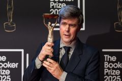 Porotu okouzlil úsporností. Bookerovou cenu získal spisovatel David Szalay