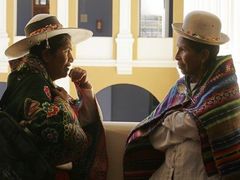 I takto se mohou oblékat zákonodárci. Bolívijské poslankyně Esperanza Huanca (vlevo) a Peregrina Jusssi hovoří v sídle parlamentu v La Pazu.