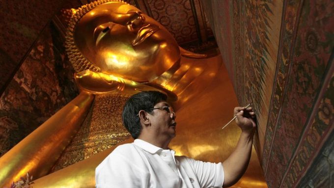 Zlatý ležící Buddha v Bangkoku.