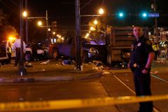 Řidič najel v New Orleans dodávkou do masopustního průvodu. Zranil 28 lidí