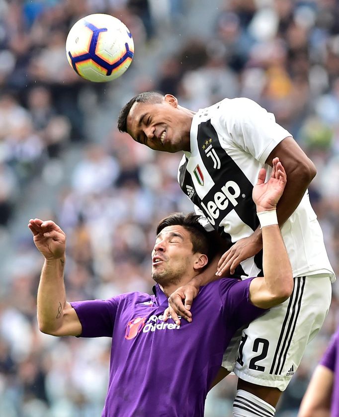 Giovanni Simeone v dresu Fiorentiny (dole)