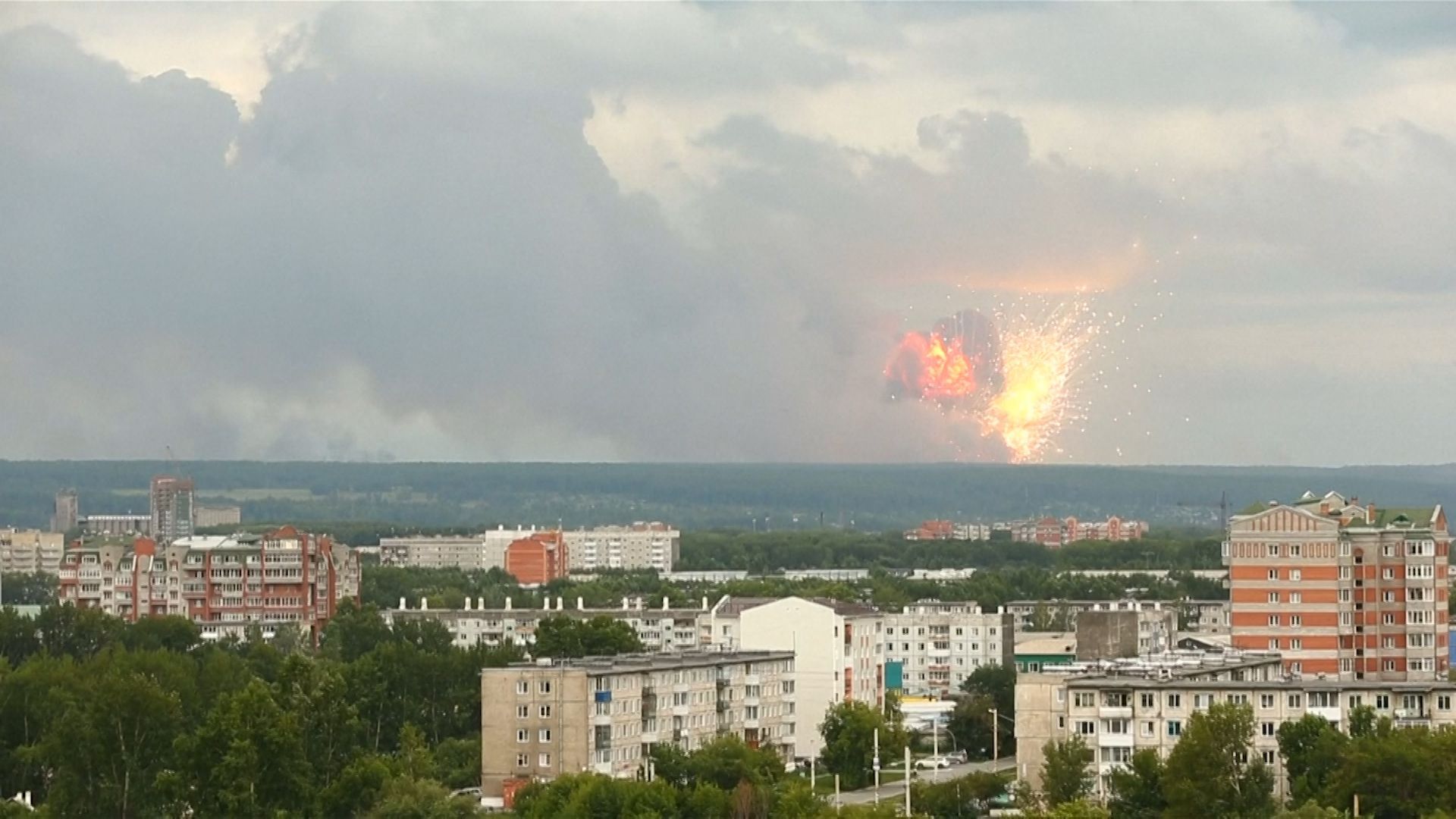Po explozi skladu munice ruští záchranáři evakuovali stotisícové město Ačinsk