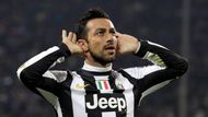 Fabio Quagliarella slaví s vyprodaným stadionem Delle Alpi.