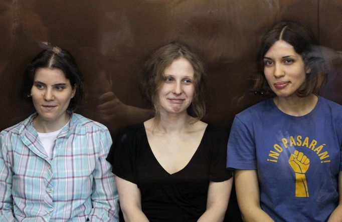 Members of the female punk band "Pussy Riot" (R-L) Nadezhda Tolokonnikova, Maria Alyokhina and Yekaterina Samutsevich sit in a glass-walled cage during a court hearing in Moscow, August 17, 2012. A Russian judge on Friday found three women from the punk band Pussy Riot guilty of hooliganism motivated by religious hatred for staging an anti-Kremlin protest on the altar of Moscow's main cathedral. REUTERS/Maxim Shemetov (RUSSIA - Tags: CRIME LAW POLITICS RELIGION CIVIL UNREST ENTERTAINMENT) Published: Srp. 17, 2012, 11:55 dop.