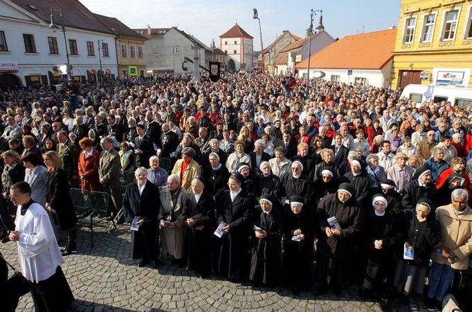 "Kníže Václav v podstatě řešil obdobné problémy, jaké stojí před námi o více než tisíc let později. Jak zajistit mír a stabilitu, jak uspořádat vztahy našeho státu k blízkým velmocím, jak sjednocovat protichůdné zájmy doma a jak řešit naše vlastní střety," uvedl v projevu prezident. Poslechlo si jej zaplněné náměstí i diváci televize a posluchači rozhlasu.