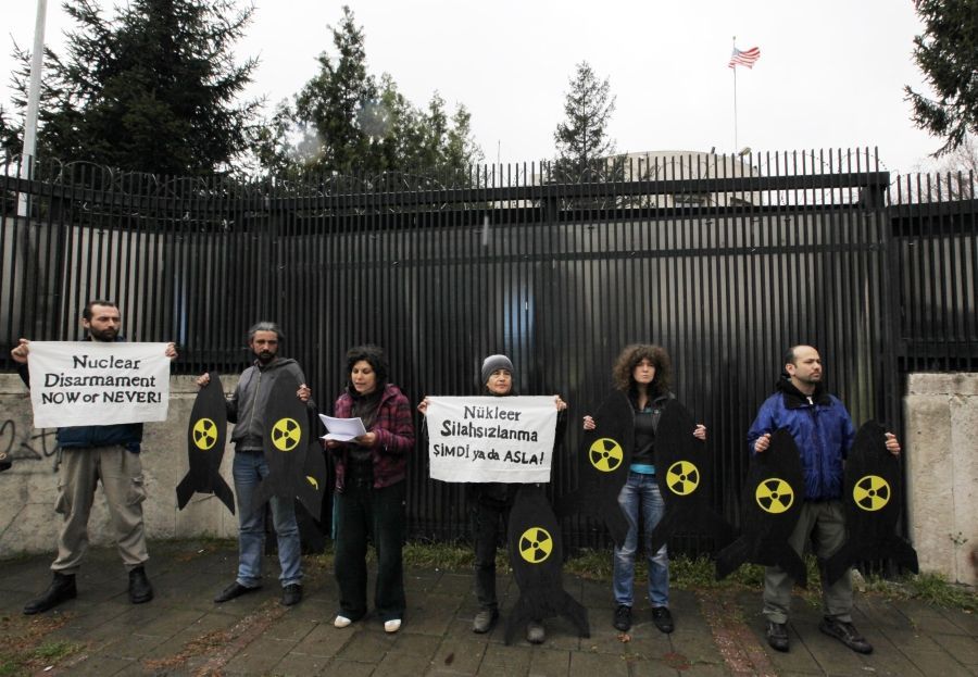 Demonstranti před americkou ambasádou v turecké Ankaře