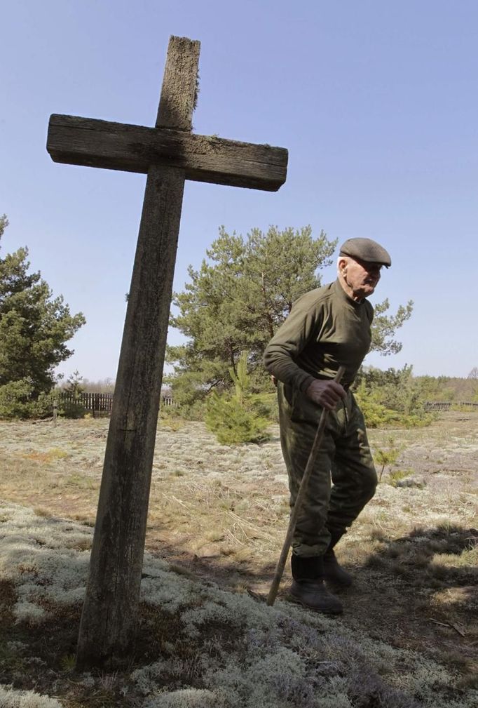 Shamianok walks at cemetery on eve of "Radunitsa" in abandoned village of Tulgovichi