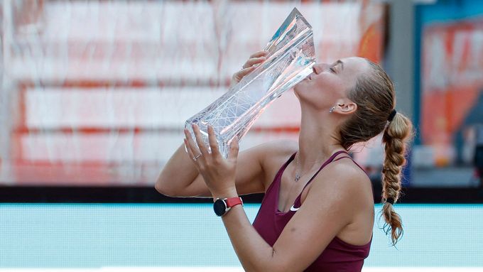 Petra Kvitová s trofejí pro vítězku turnaje v Miami 2023.