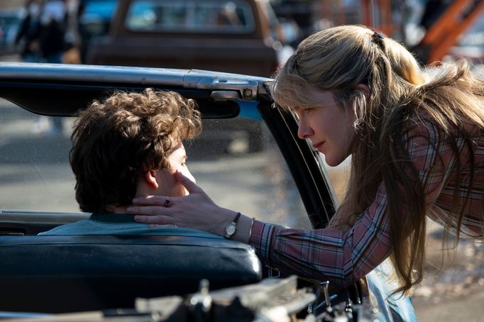 Tye Sheridan coby J. R a Lily Rabeová jako matka.