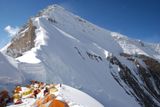 Tenzing Norgay se spolu s Edmundem Hillarym stali v roce 1953 prvními lidmi, kteří stanuli na nejvyšší hoře světa. Právě tam mířila v květnu 2007 i Klára Kolouchová.
