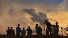 Brunei's Islamic religious officers perform "rukyah", the sighting of the new moon of Ramadan, in Bandar Seri Bebawan July 8, 2013. Muslims scan the sky at dusk in the beginning of the lunar calendar's ninth month in search of the new moon to proclaim the start of Ramadan, Islam's holiest month, during which observant believers fast from dawn to dusk. Muslims in Brunei begin the fasting month of Ramadan on Wednesday. REUTERS/Ahim Rani (BRUNEI - Tags: RELIGION SOCIETY) Published: Čec. 8, 2013, 12:33 odp.