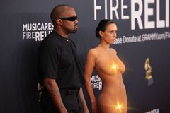 Bianca Censori přišla nahá. Na předávání Grammy odvaha nechyběla, ale co styl?