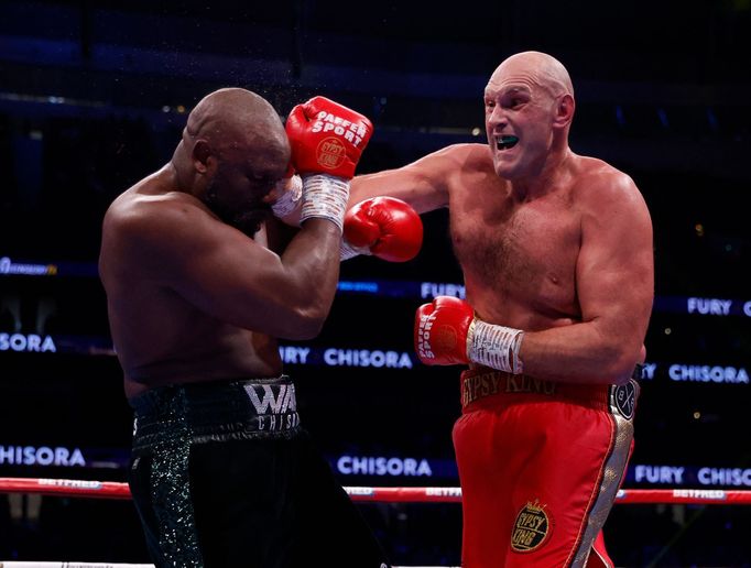 Zápas Tyson Fury (červené trenky) - Derek Chisora o titul šampiona WBC