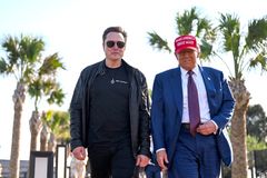 Musk zařadil zpátečku a kaje se. Víme, jaké páky na něj má Trump