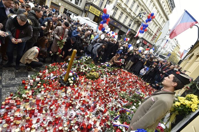 Praha si dnes 17. 11. 2019 připomíná výročí 30 let od sametové revoluce, která vedla k pádu komunistického režimu.