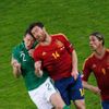 Sean St. Ledger, Xabi Alonso a Fernando Torres v utkání Španělska s Irskem ve skupině C na Euru 2012