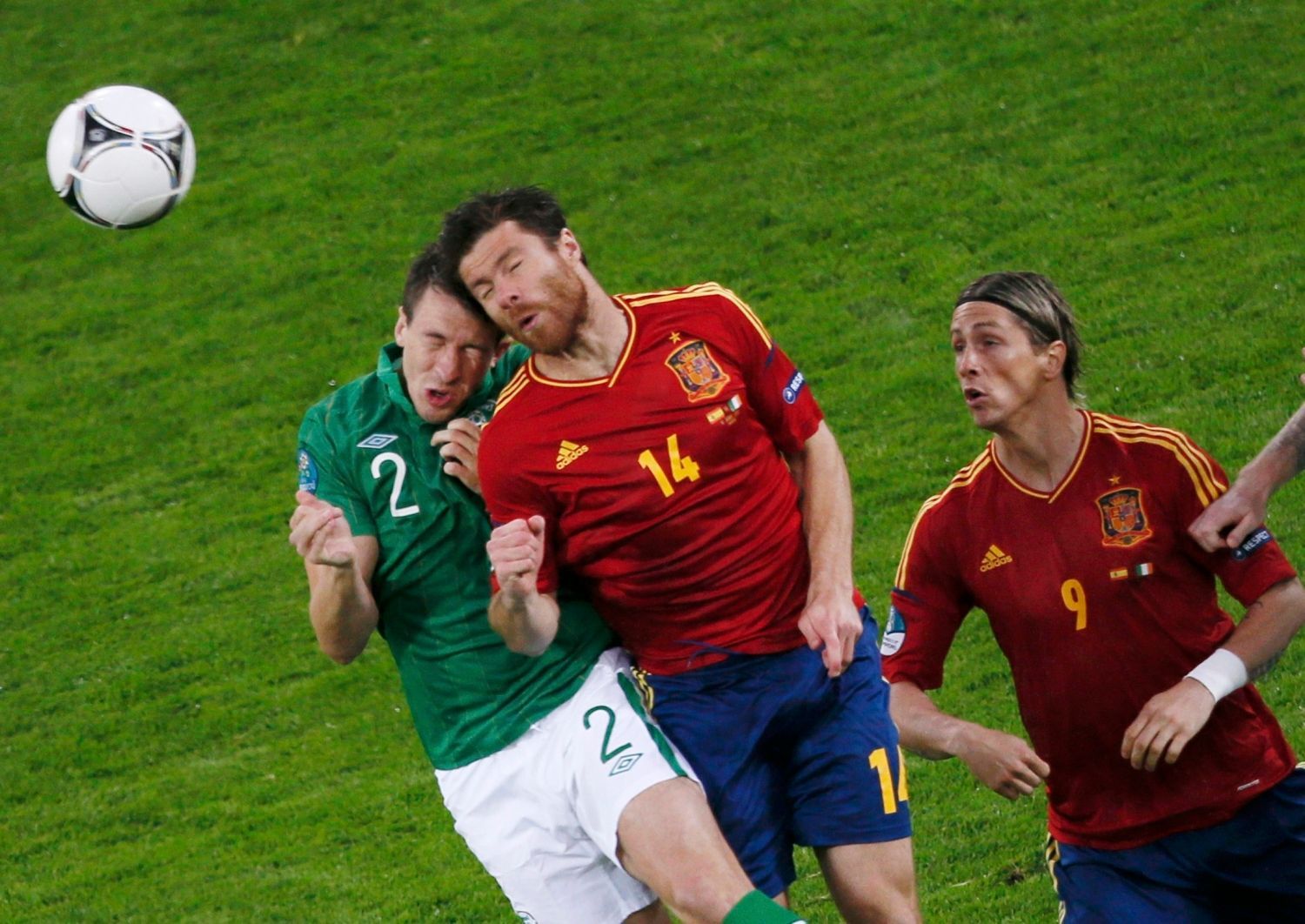 Sean St. Ledger, Xabi Alonso a Fernando Torres v utkání Španělska s Irskem ve skupině C na Euru 2012