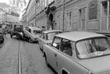 Po uprchlících, kteří do Prahy mířili v září, říjnu i listopadu, zůstaly v ulicích zaparkovaná opuštěná auta, většinou značky Trabant nebo Wartburg. Z ulic byla auta odtahována na odstavná parkoviště a následně odvážena zpět do NDR.