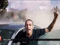 Třiadvacetiletý Mohammed Merah na nedatovaném záběru. Televize France 2 odvysílala video, jež střelce z Toulouse zachycuje během jízdy autem.