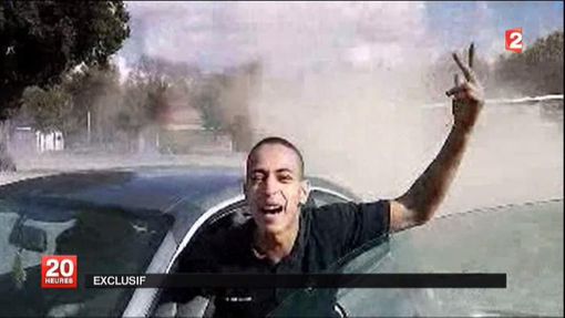 Třiadvacetiletý Mohammed Merah na nedatovaném záběru. Televize France 2 odvysílala video, jež střelce z Toulouse zachycuje během jízdy autem.
