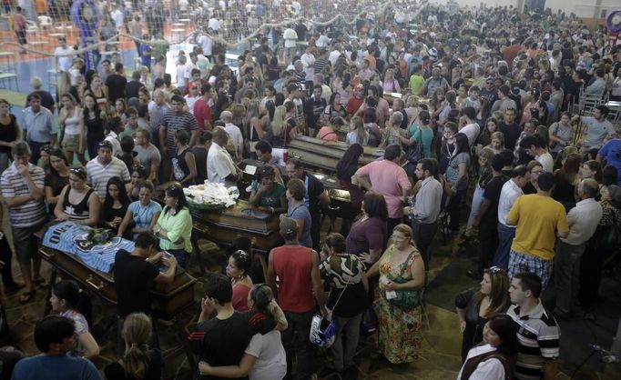 Relatives of victims of the fire at Boate Kiss nightclub attend a collective wake in the southern city of Santa Maria, 187 miles (301 km) west of the state capital Porto Alegre, January 27, 2013. The nightclub fire killed at least 232 people in Santa Maria early on Sunday when a band's pyrotechnics show set the building ablaze and fleeing partygoers stampeded toward blocked and overcrowded exits in the ensuing panic, officials said. REUTERS/Ricardo Moraes (BRAZIL - Tags: DISASTER OBITUARY) Published: Led. 27, 2013, 10:16 odp.