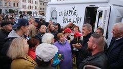 Premiér Andrej Babiš při přesvědčování voličů před 2. kolem senátních voleb