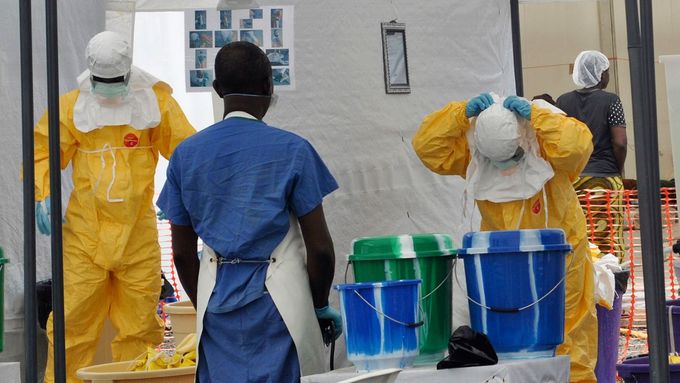 Členové Lékařů bez hranic pracují v hlavním městě Libérie Monrovii.