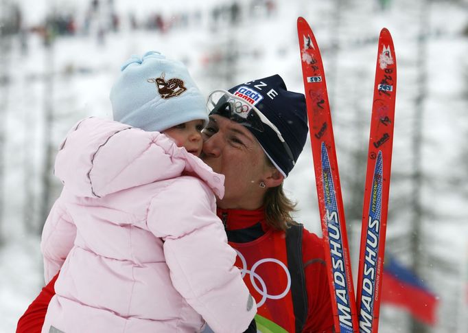 Kateřina Neumannová slaví zlato v Turíně.