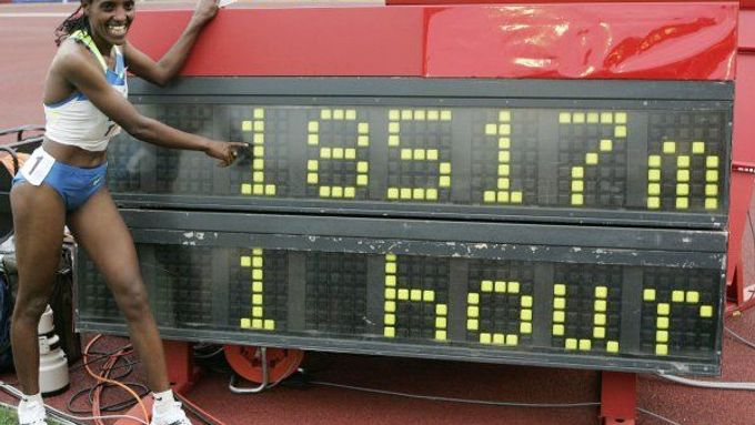 Etiopanka Dire Tuneová a její světový rekord v ženské hodinovce.