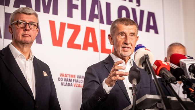 Karel Havlíček a Andrej Babiš na tiskové konferenci po sečtení hlasů v krajských a senátních volbách.