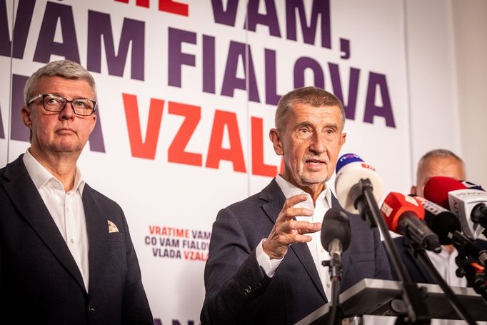 Karel Havlíček a Andrej Babiš na tiskové konferenci po sečtení hlasů v krajských a senátních volbách.