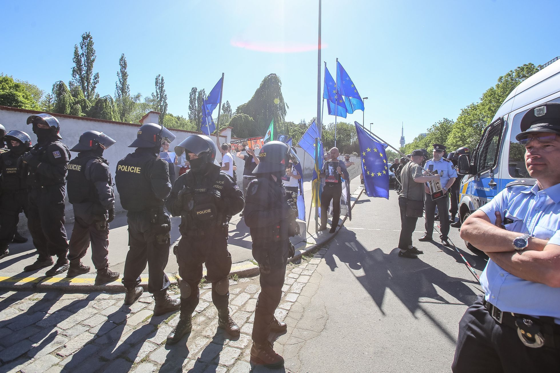 Noční vlci přijeli do Prahy na Olšanské hřbitovy - zde čekali příznivci i odpůrci