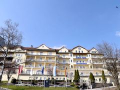 Thajský král se izoluje v luxusním Grand Hotel Sonnenbichl v německých Alpách.