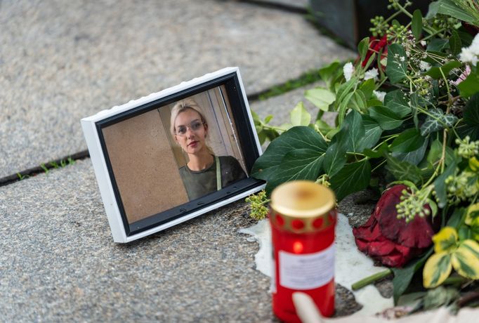 Na pražské Václavském náměstí vzniklo pietní místo pro zavražděnou Ukrajinku Irynu Zarutskou i republikánského influencera Charlieho Kirka. Jeho portrét ale zmizel.