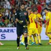 Rumunsští fotbalisté slaví gól v kvalifikaci na MS 2014 proti Turecku.