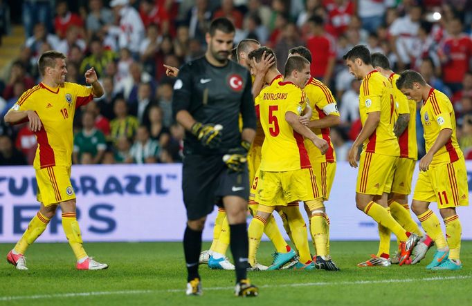 Rumunsští fotbalisté slaví gól v kvalifikaci na MS 2014 proti Turecku.