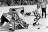 V roce 1976 došlo k tehdy nevídané konfrontaci evropského hokeje se zámořskými profíky. První souboj s domácím týmem na Kanadském poháru přinesl "Javorovým listům" nečekané pokoření. Brankář Vladimír Dzurilla vychytal všechny hvězdy NHL....