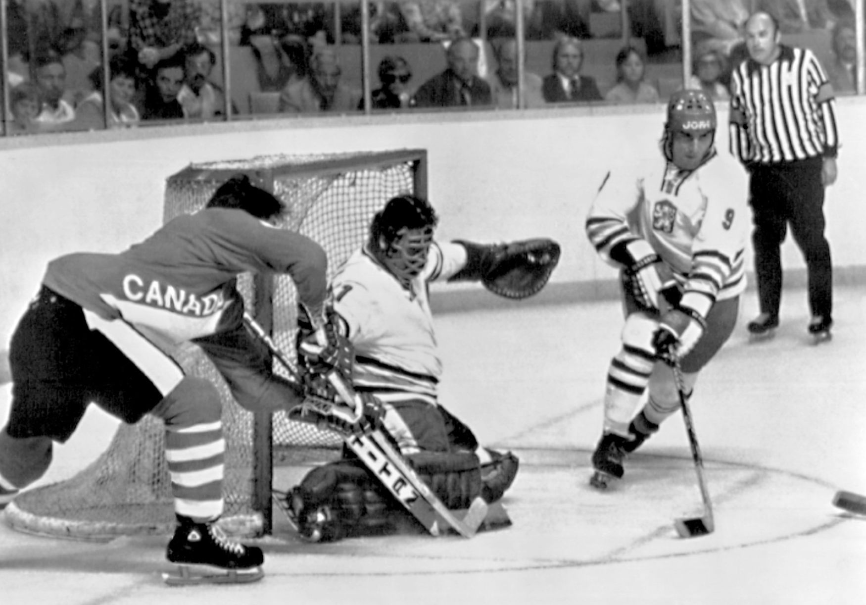 Kanadský pohár 1976, Československo-Kanada: Vladimír Dzurilla, Miroslav Dvořák (9) - Reggie Leach