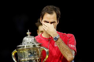 Roger Federer po vítězství na turnaji v Basileji (2019).