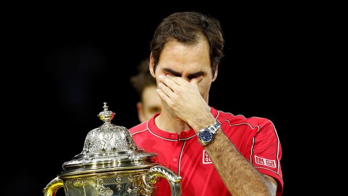 Roger Federer s pohárem pro vítěze turnaje v Basileje.