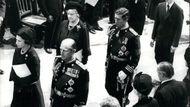 Královna Alžběta II. a princ Philip, následováni královnou matkou, princem Charlesem, princem Andrewem a princem Edwardem, při příchodu do Westminsterského opatství na pohřeb lorda Mountbattena.