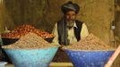 A fruit vendor awaits customers ahead of the Islamic holy month of Ramadan in Kabul, July 8, 2013. Muslims around the world abstain from eating, drinking and conducting sexual relations from sunrise to sunset during Ramadan, the holiest month in the Islamic calendar. REUTERS/Omar Sobhani (AFGHANISTAN - Tags: RELIGION FOOD) Published: Čec. 8, 2013, 7:51 dop.